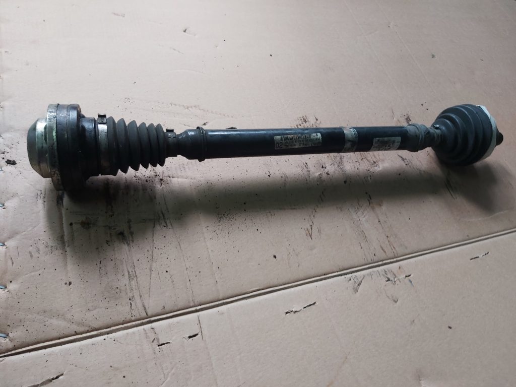 Pusass priekšēja labā priekš VW PASSAT B6 2008 ANGL. 1 Pusass priekšēja labā priekš VW PASSAT B6 2008 ANGL.