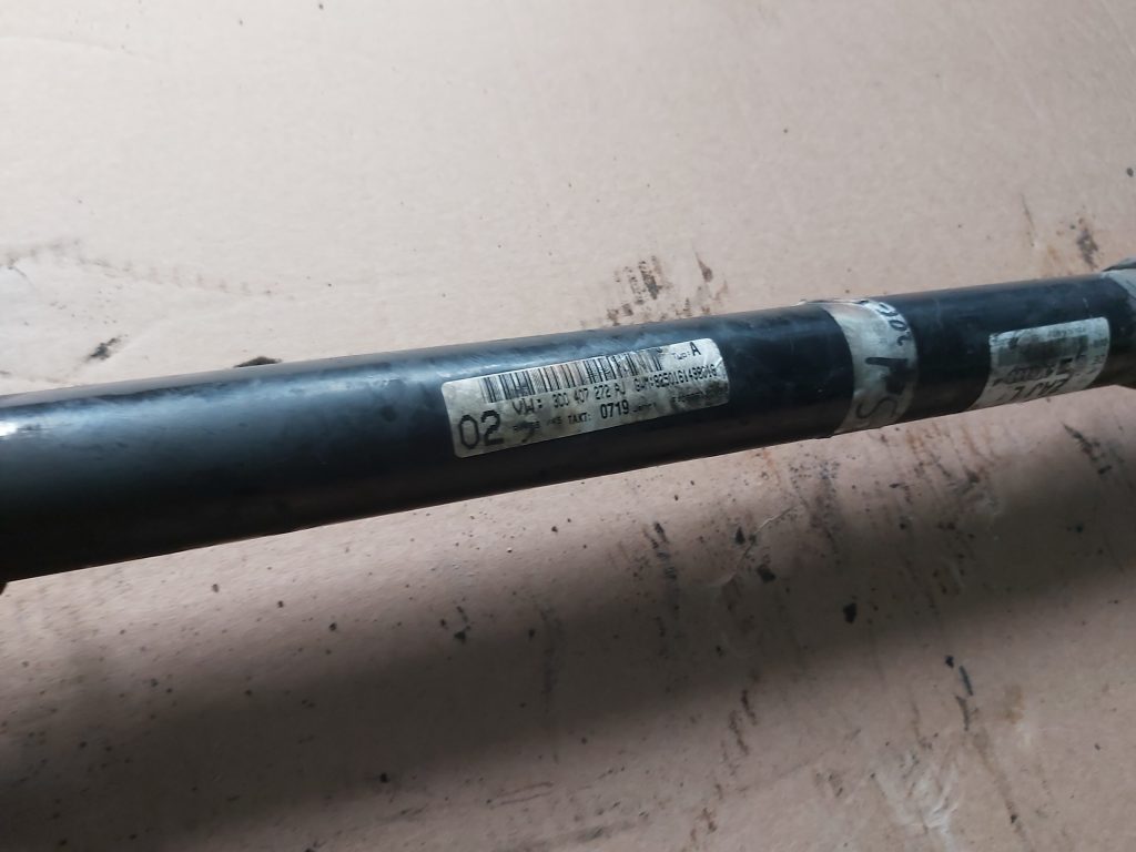 Pusass priekšēja labā priekš VW PASSAT B6 2008 ANGL. 2 Pusass priekšēja labā priekš VW PASSAT B6 2008 ANGL.