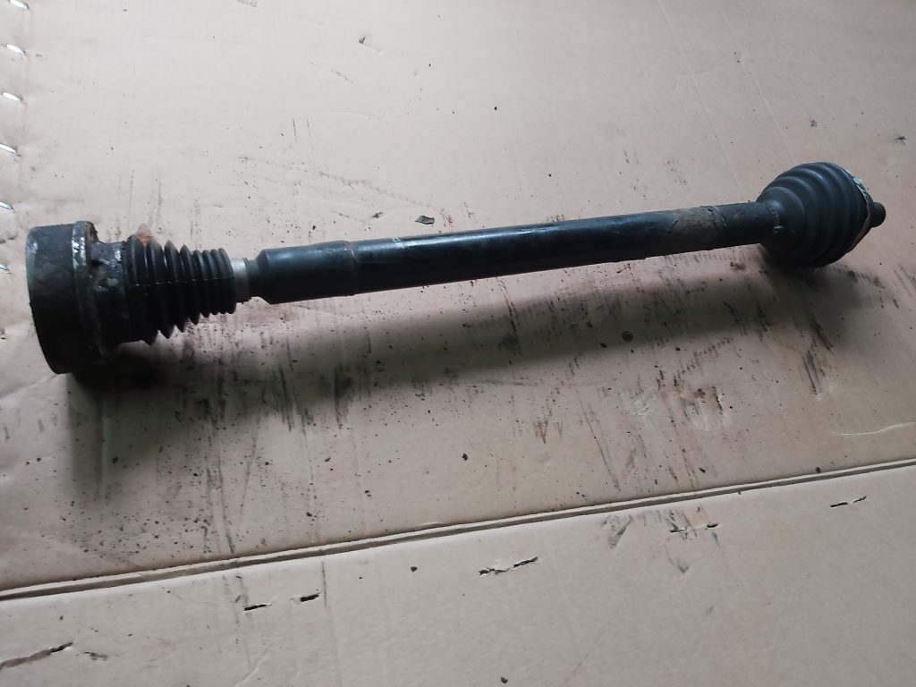 Pusass priekšēja labā priekš VW GOLF 5 2006 1 Pusass priekšēja labā priekš VW GOLF 5 2006