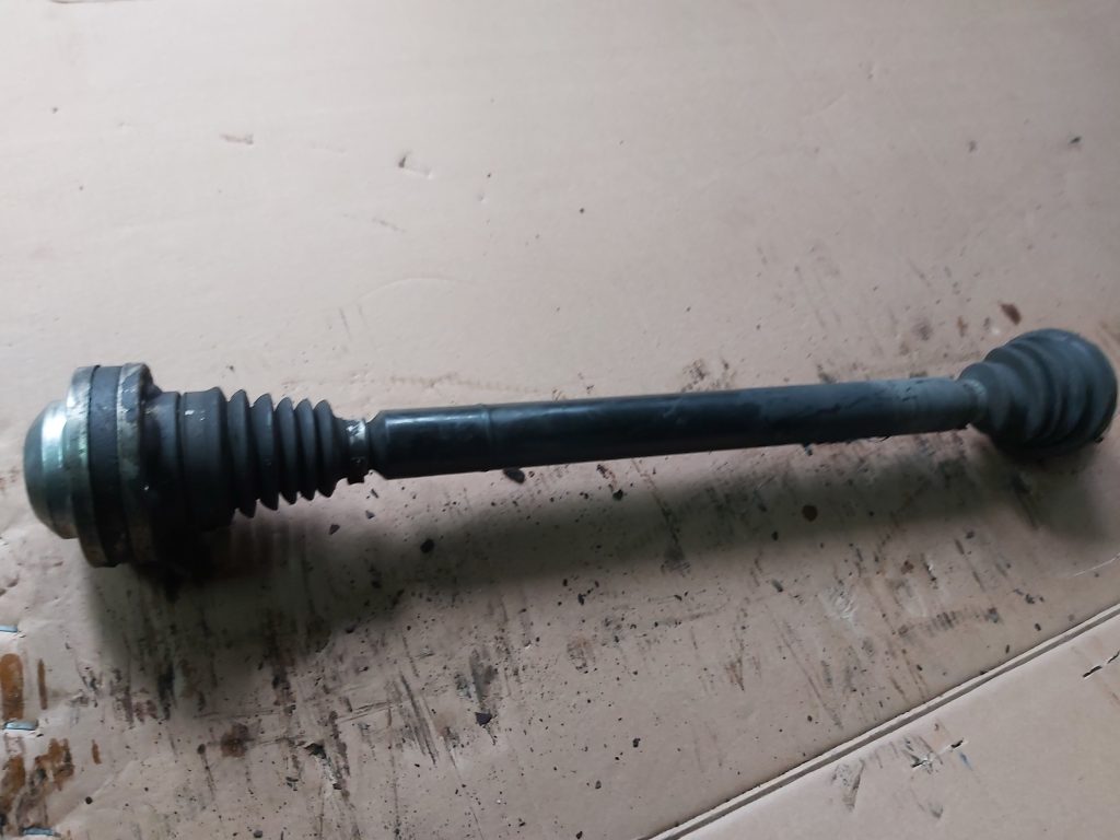 Pusass priekšēja labā priekš VW PASSAT B6 2006 ANGL. UNIVERSAL 1 Pusass priekšēja labā priekš VW PASSAT B6 2006 ANGL. UNIVERSAL