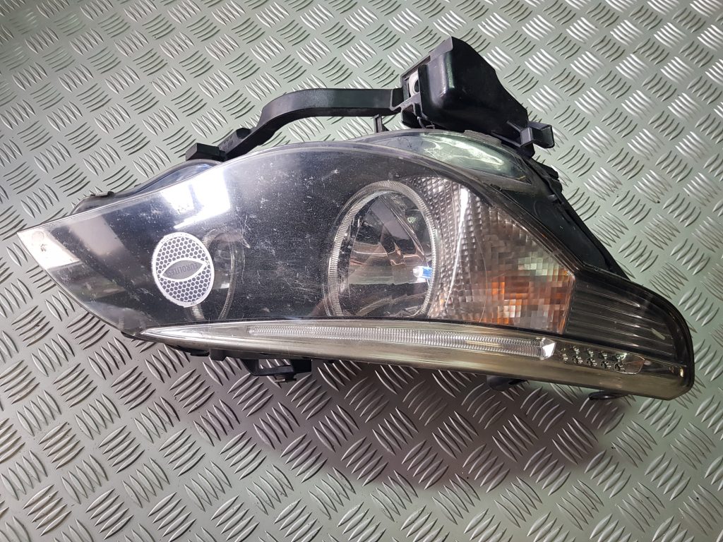 Priekšējais labais lukturis priekš BMW 520D E60 2006 ENG. 1 Priekšējais labais lukturis priekš BMW 520D E60 2006 ENG.