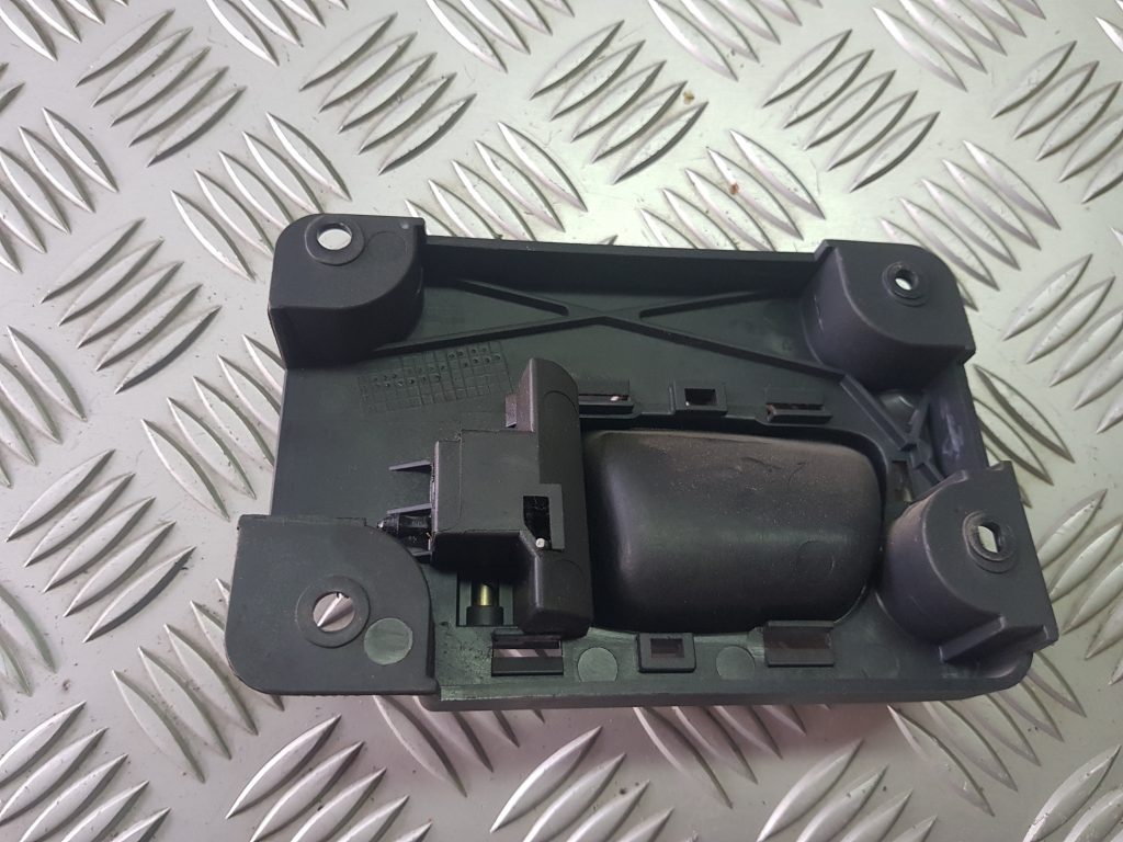 Salona durvju rokturis, priekšējais labais priekš VOLVO V70 2002 SILVER 3 Salona durvju rokturis, priekšējais labais priekš VOLVO V70 2002 SILVER