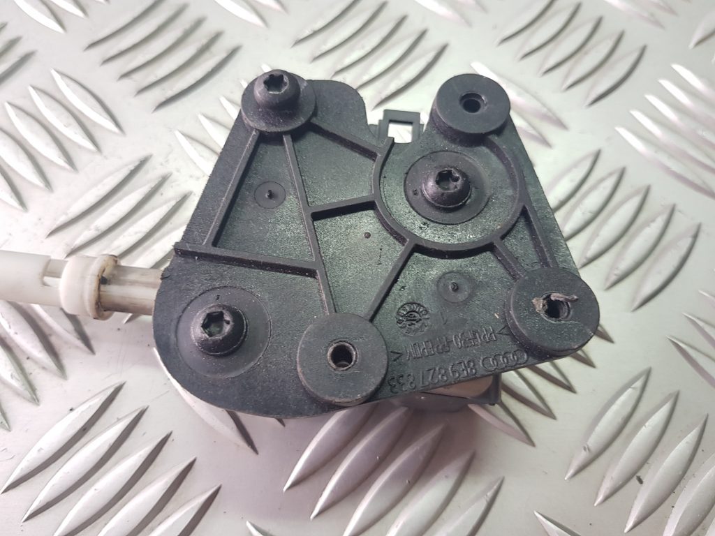 Bagažnieka vāka slēdzenes motors priekš AUDI A4 AVANT 2004 2 Bagažnieka vāka slēdzenes motors priekš AUDI A4 AVANT 2004