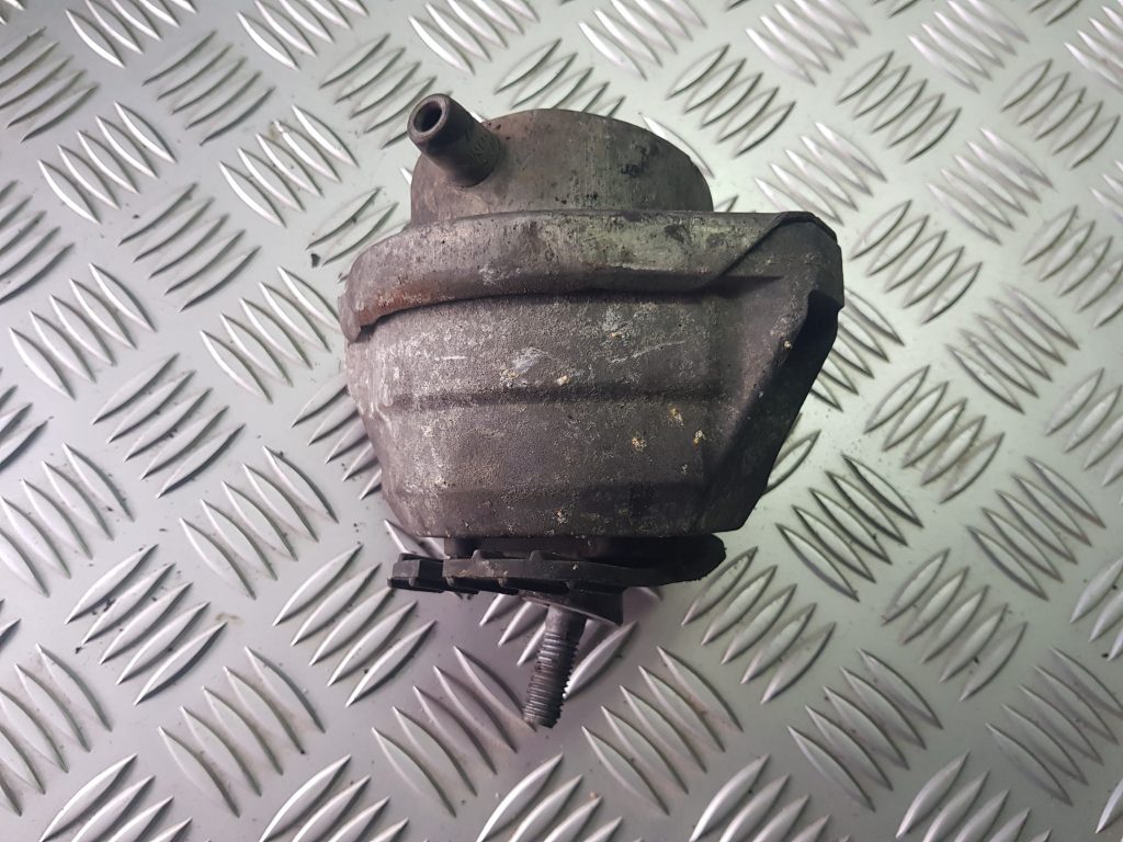 Dzinēja spilvens priekš BMW 525 E60 2006 BLACK 1 Dzinēja spilvens priekš BMW 525 E60 2006 BLACK