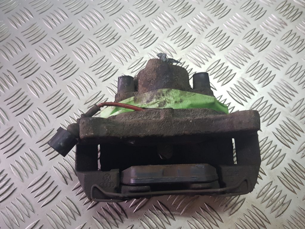 Priekšējais labais suports priekš VW PASSAT B6 2008 ANGL. 2 Priekšējais labais suports priekš VW PASSAT B6 2008 ANGL.