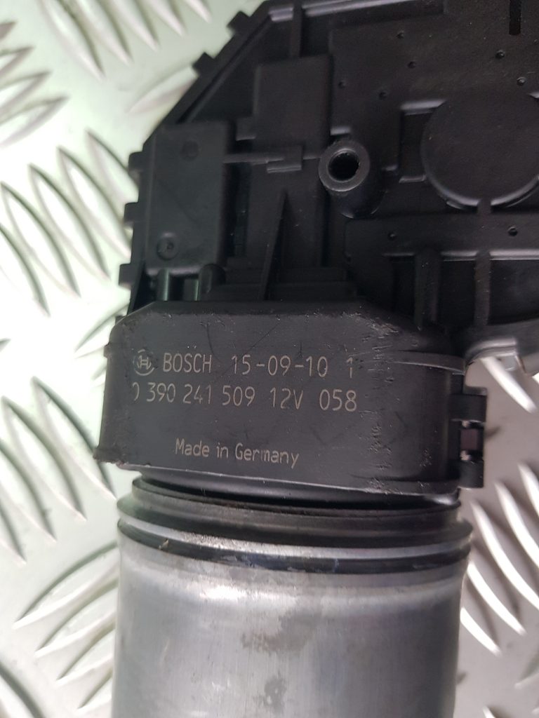 Vējstikla tīrīšanas mehānisms priekš AUDI A4 2001 2 Vējstikla tīrīšanas mehānisms priekš AUDI A4 2001