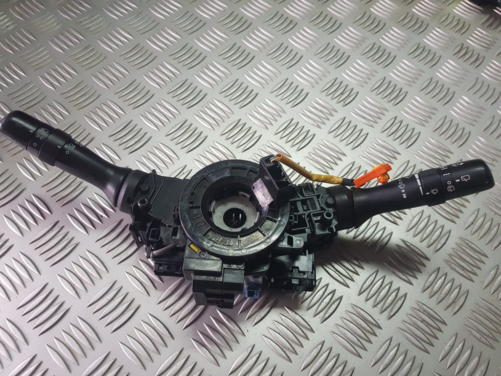 Stūres statnes slēdzis priekš TOYOTA VERSO 2012 1 Stūres statnes slēdzis priekš TOYOTA VERSO 2012