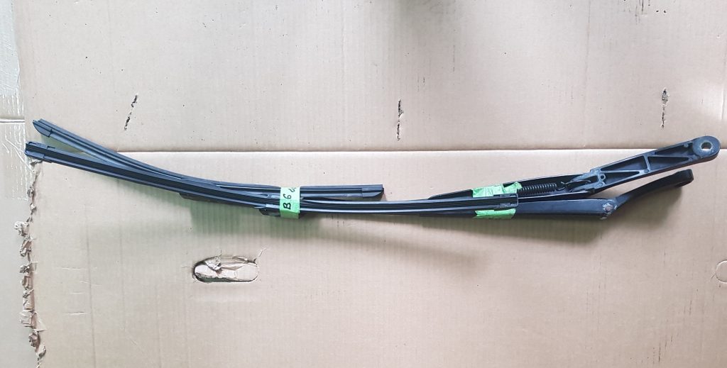 Vējstikla slotu turētāju komplekts priekš VW PASSAT B6 2006 ANGL. UNIVERSAL 1 Vējstikla slotu turētāju komplekts priekš VW PASSAT B6 2006 ANGL. UNIVERSAL