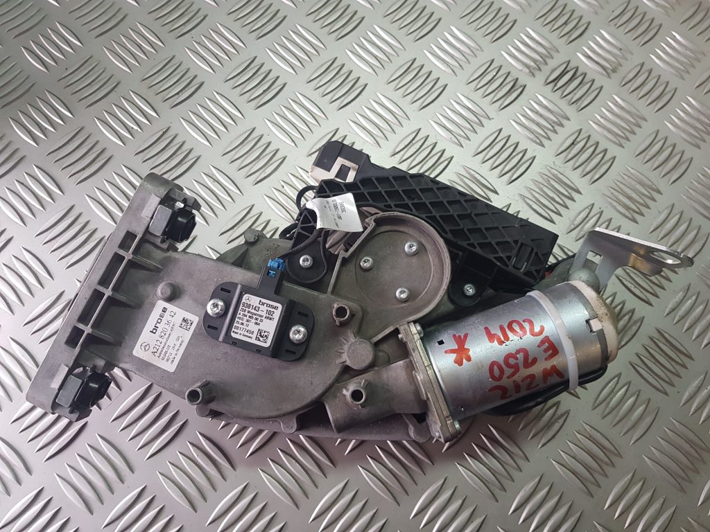 Bagažnieka vāka pacelšanas mehānisms priekš MERCEDES BENZ E250 W212 2014 2 Bagažnieka vāka pacelšanas mehānisms priekš MERCEDES BENZ E250 W212 2014