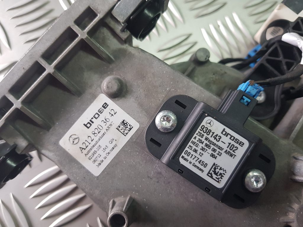 Bagažnieka vāka pacelšanas mehānisms priekš MERCEDES BENZ E250 W212 2014 3 Bagažnieka vāka pacelšanas mehānisms priekš MERCEDES BENZ E250 W212 2014