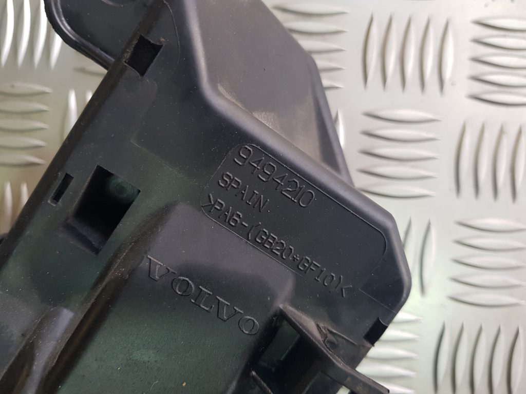 Drošinātāju kārbas korpuss priekš VOLVO V70 2002 SILVER 3 Drošinātāju kārbas korpuss priekš VOLVO V70 2002 SILVER