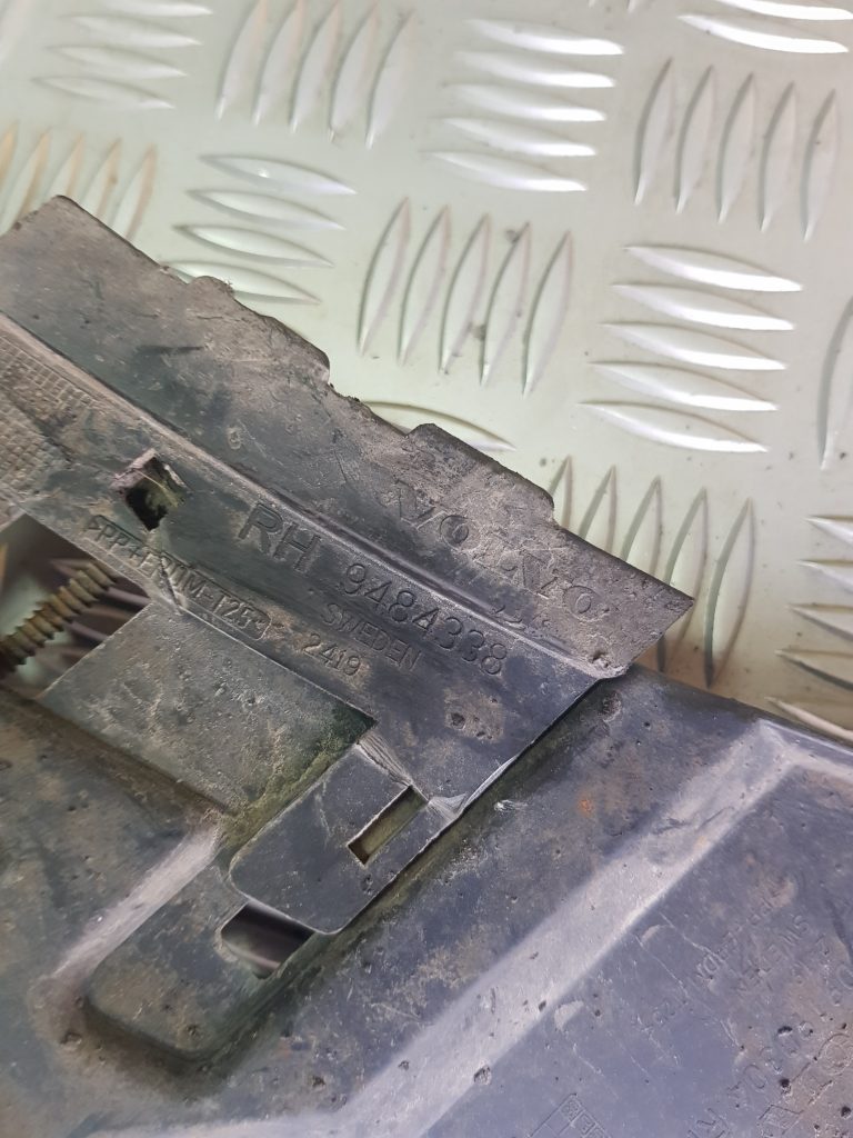 Priekšēja bufera labais kronšteins priekš VOLVO V70 2002 SILVER 2 Priekšēja bufera labais kronšteins priekš VOLVO V70 2002 SILVER