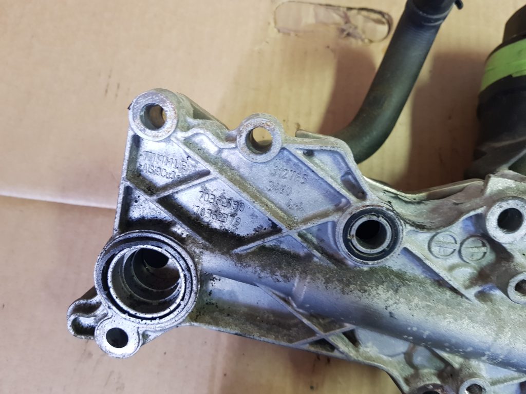 Eļļas filtra korpuss priekš MERCEDES BENZ E250 W212 2014 2 Eļļas filtra korpuss priekš MERCEDES BENZ E250 W212 2014