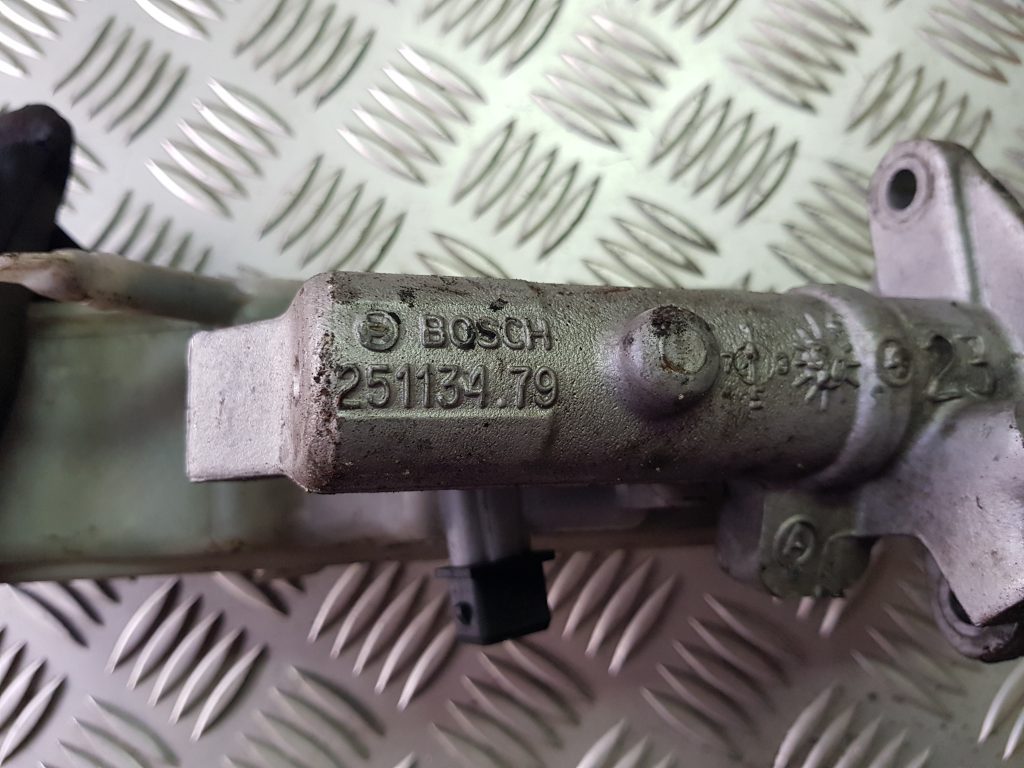 Bremžu pastiprinātāja galvenais cilindrs priekš TOYOTA AVENSIS 2004 2 Bremžu pastiprinātāja galvenais cilindrs priekš TOYOTA AVENSIS 2004