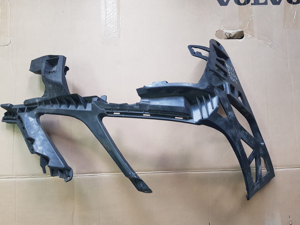 Priekšēja bufera labais kronšteins priekš MERCEDES BENZ E250 W212 2014 1 Priekšēja bufera labais kronšteins priekš MERCEDES BENZ E250 W212 2014