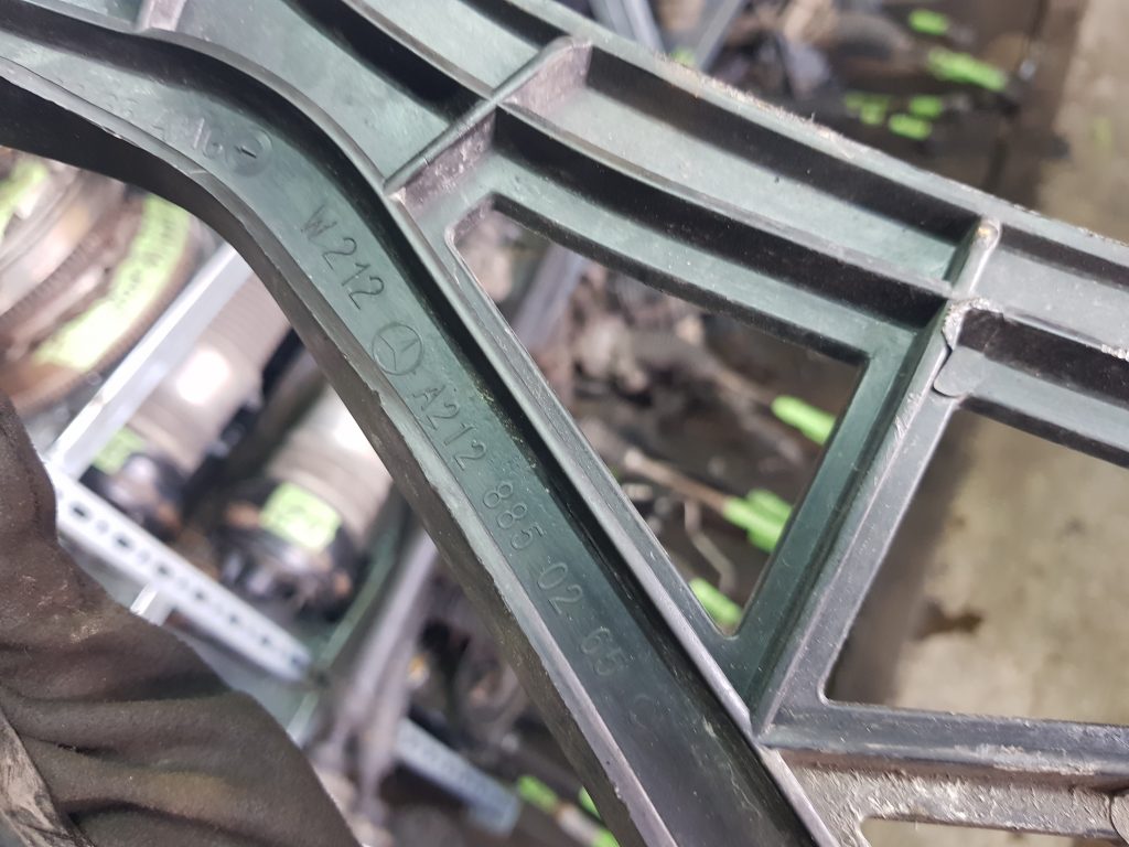 Priekšēja bufera labais kronšteins priekš MERCEDES BENZ E250 W212 2014 2 Priekšēja bufera labais kronšteins priekš MERCEDES BENZ E250 W212 2014