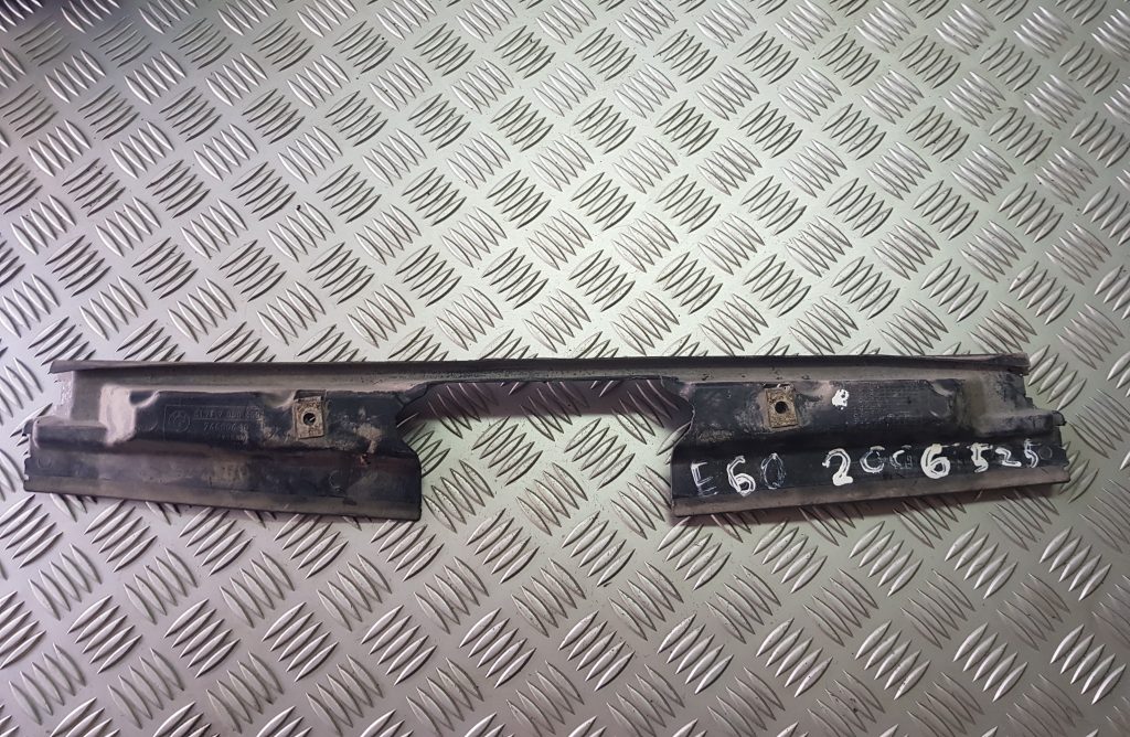 Radiatoru augšēja uzlika priekš BMW 525 E60 2006 BLACK 1 Radiatoru augšēja uzlika priekš BMW 525 E60 2006 BLACK