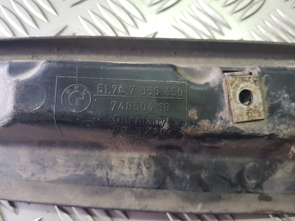 Radiatoru augšēja uzlika priekš BMW 525 E60 2006 BLACK 2 Radiatoru augšēja uzlika priekš BMW 525 E60 2006 BLACK