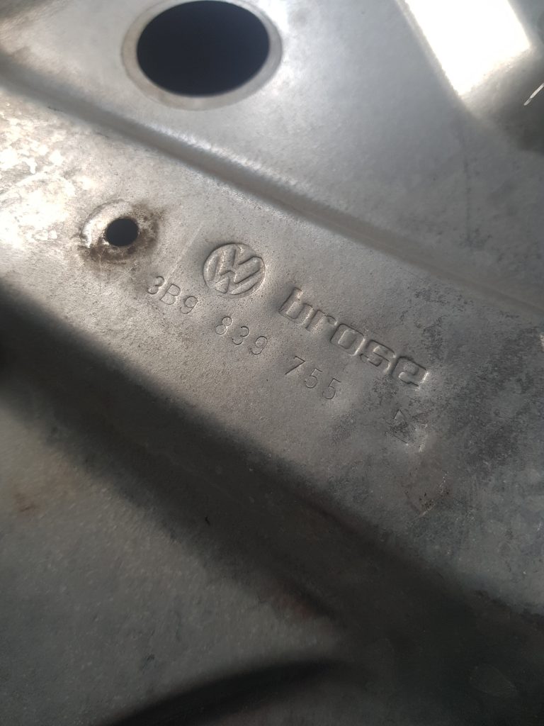 Stikla pacelšanas mehānisma panele priekš VW PASSAT 2007 UNIVERSAL SILVER 3 Stikla pacelšanas mehānisma panele priekš VW PASSAT 2007 UNIVERSAL SILVER