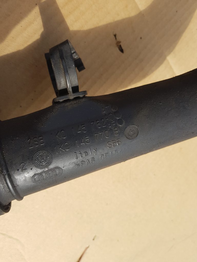 Interkulera caurule priekš VW GOLF 5 2006 2 Interkulera caurule priekš VW GOLF 5 2006