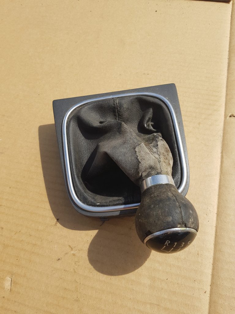 Pārnesumu pārslēgšanas kloķa auduma pārvalks priekš VW GOLF 5 2006 1 Pārnesumu pārslēgšanas kloķa auduma pārvalks priekš VW GOLF 5 2006