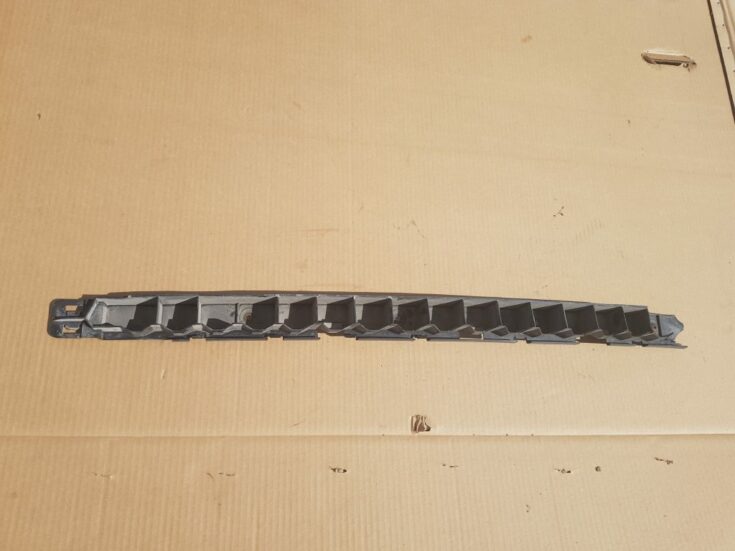 Aizmugurējā bufera centrālais stiprinājums priekš VW POLO 2005