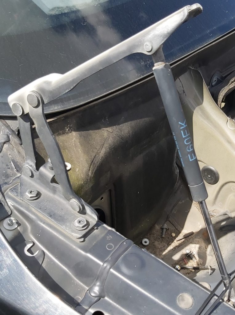 Pārsega amortizators priekš BMW 525 E60 2006 BLACK 1 Pārsega amortizators priekš BMW 525 E60 2006 BLACK