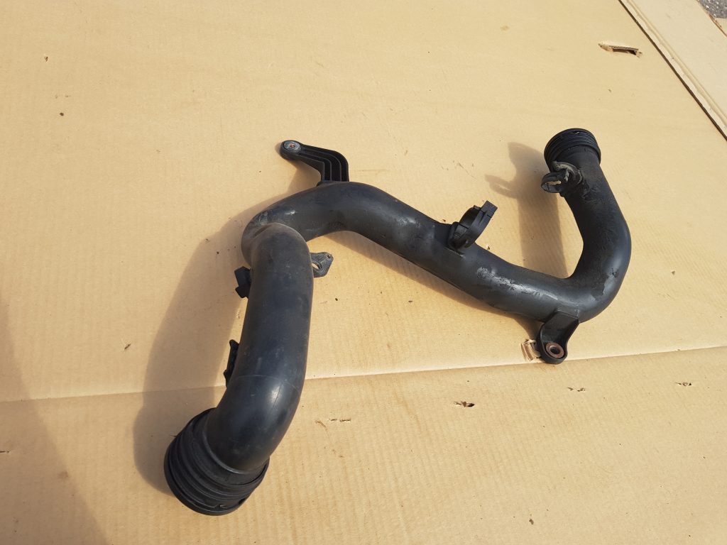 Interkulera caurule priekš VW GOLF 5 2006 1 Interkulera caurule priekš VW GOLF 5 2006