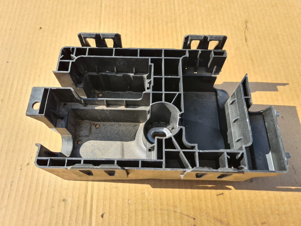 Drošinātāju kārbas korpuss priekš OPEL ASTRA J 2011 1 Drošinātāju kārbas korpuss priekš OPEL ASTRA J 2011