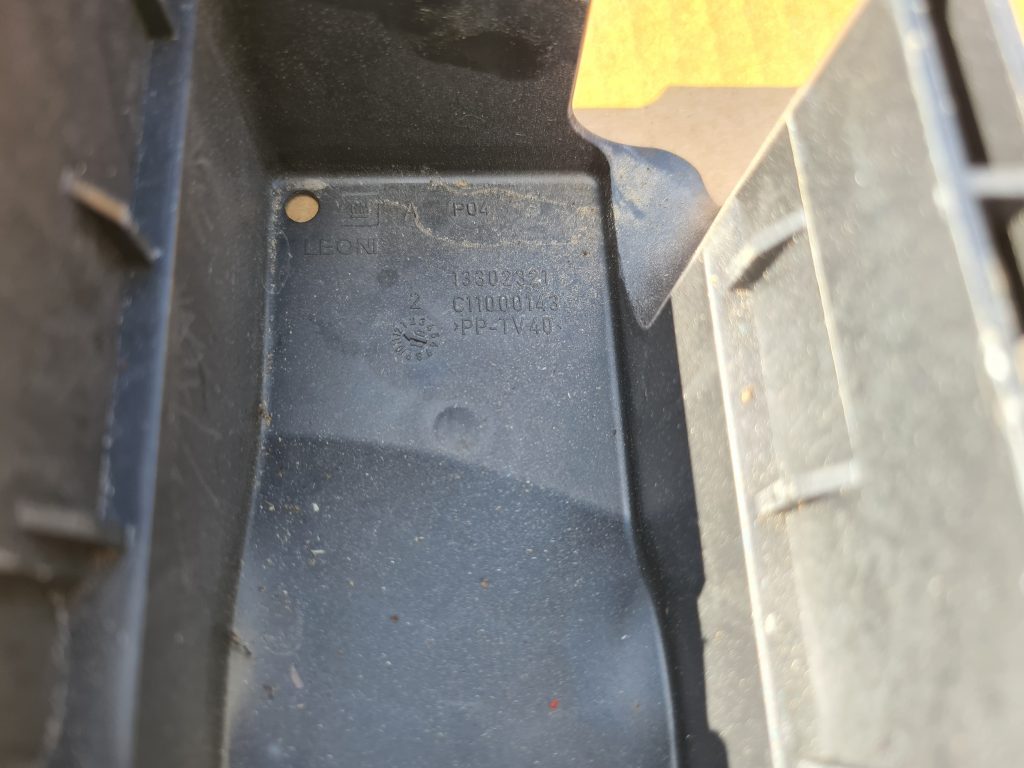 Drošinātāju kārbas korpuss priekš OPEL ASTRA J 2011 2 Drošinātāju kārbas korpuss priekš OPEL ASTRA J 2011