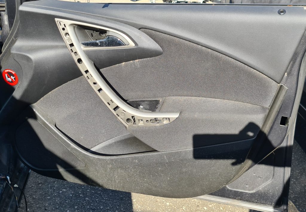 Priekšējo labo durvju apdare priekš OPEL ASTRA J 2011 1 Priekšējo labo durvju apdare priekš OPEL ASTRA J 2011