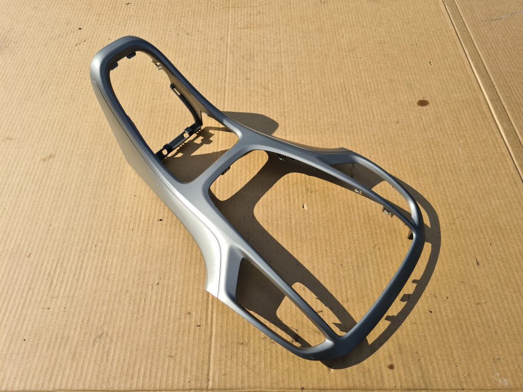 Centrālās konsoles dekoratīvais rāmis priekš OPEL ASTRA J 2011 1 Centrālās konsoles dekoratīvais rāmis priekš OPEL ASTRA J 2011