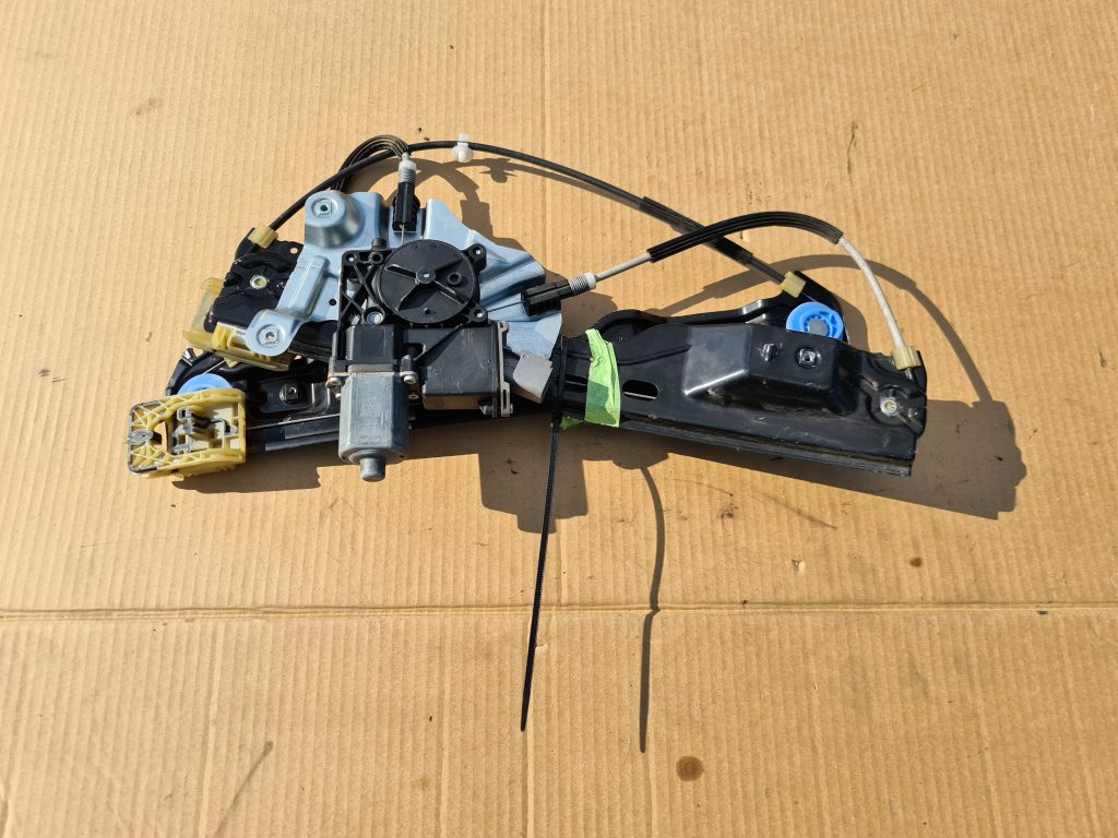 Stikla pacelšanas mehānisms priekšējais labais priekš OPEL ASTRA J 2011 1 Stikla pacelšanas mehānisms priekšējais labais priekš OPEL ASTRA J 2011