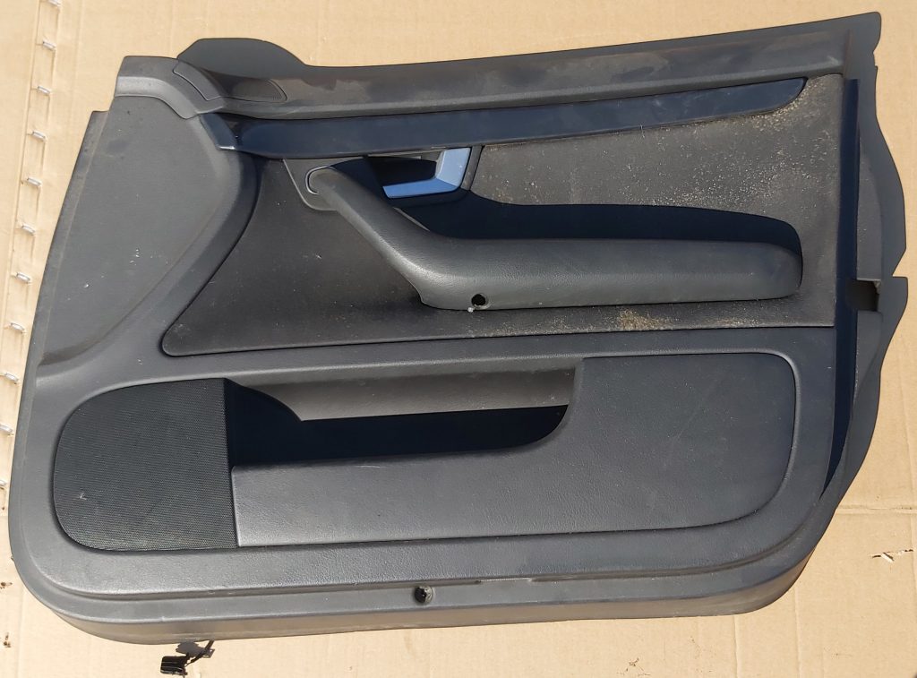 Priekšējo labo durvju apdare priekš AUDI A4 2001 1 Priekšējo labo durvju apdare priekš AUDI A4 2001