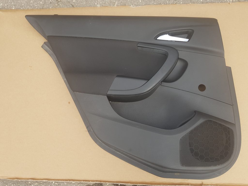 Aizmugurējo kreiso durvju apdare priekš OPEL INSIGNIA SPORTS TOURER 2010 1 Aizmugurējo kreiso durvju apdare priekš OPEL INSIGNIA SPORTS TOURER 2010