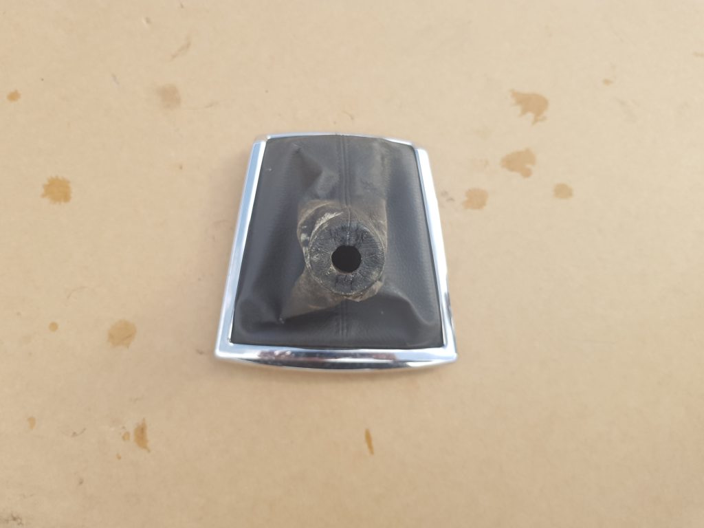 Pārnesumu pārslēgšanas kloķa auduma pārvalks priekš TOYOTA COROLLA VERSO 2008 1 Pārnesumu pārslēgšanas kloķa auduma pārvalks priekš TOYOTA COROLLA VERSO 2008