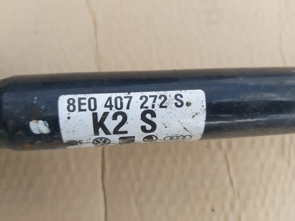 Pusass priekšēja labā priekš AUDI A4 2003 2 Pusass priekšēja labā priekš AUDI A4 2003