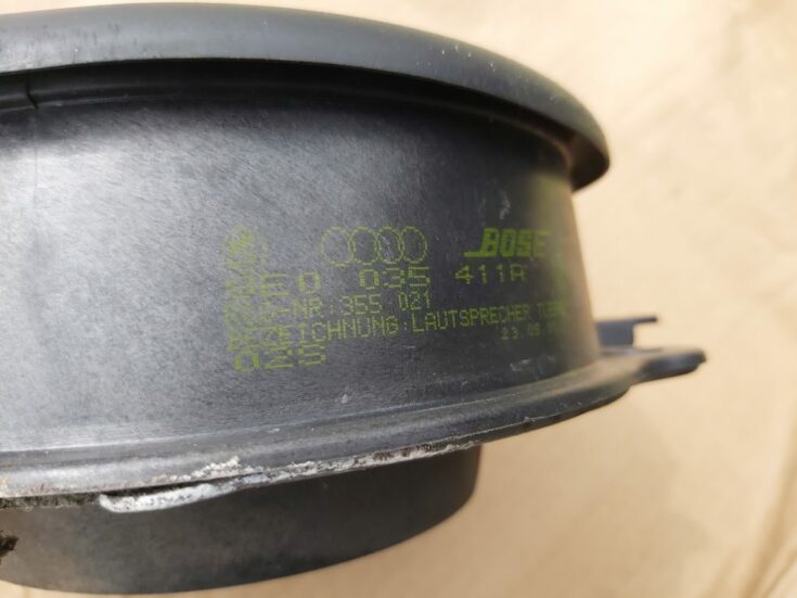 Durvju skaļrunis, apakšā priekš AUDI A4 2003