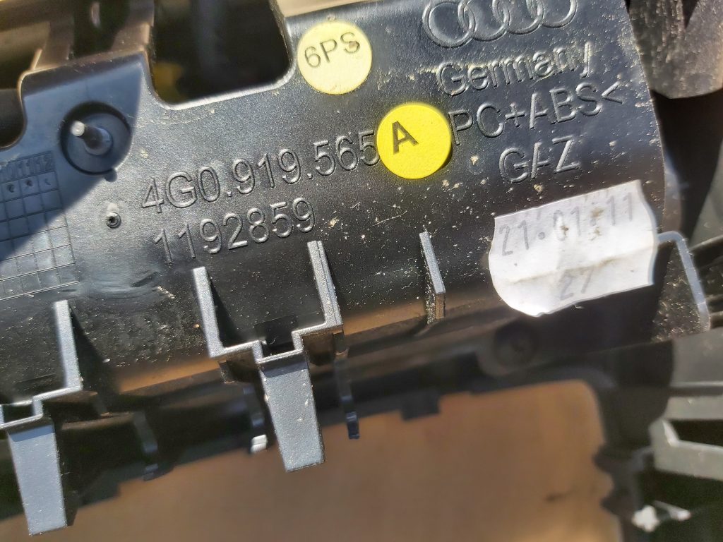 Centrālās konsoles (apdares) aizmugurēja daļa priekš AUDI A7 2011 SPORTBACK 2 Centrālās konsoles (apdares) aizmugurēja daļa priekš AUDI A7 2011 SPORTBACK