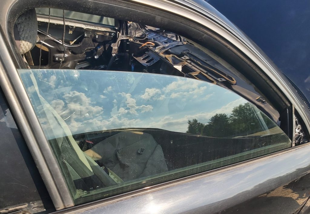 Priekšējo labo durvju stikls priekš AUDI A4 2004 1 Priekšējo labo durvju stikls priekš AUDI A4 2004