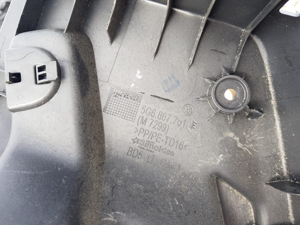 Aizmugures plaukta turētājs priekš VW GOLF 2014 2 Aizmugures plaukta turētājs priekš VW GOLF 2014