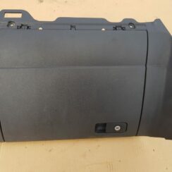 Mantu glabāšanas nodalījums pasažiera pusē priekš VW GOLF 2014