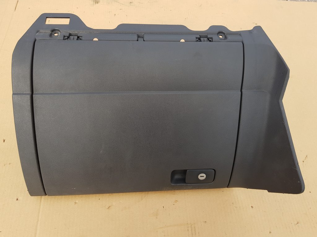 Mantu glabāšanas nodalījums pasažiera pusē priekš VW GOLF 2014 1 Mantu glabāšanas nodalījums pasažiera pusē priekš VW GOLF 2014