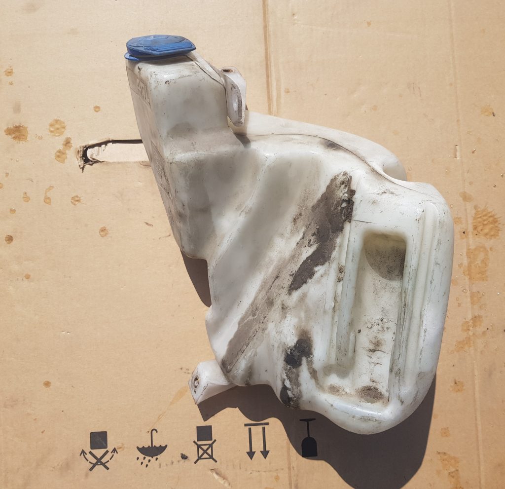 Mazgātāja šķidruma tvertne priekš AUDI A6 AVANT 2003 1 Mazgātāja šķidruma tvertne priekš AUDI A6 AVANT 2003