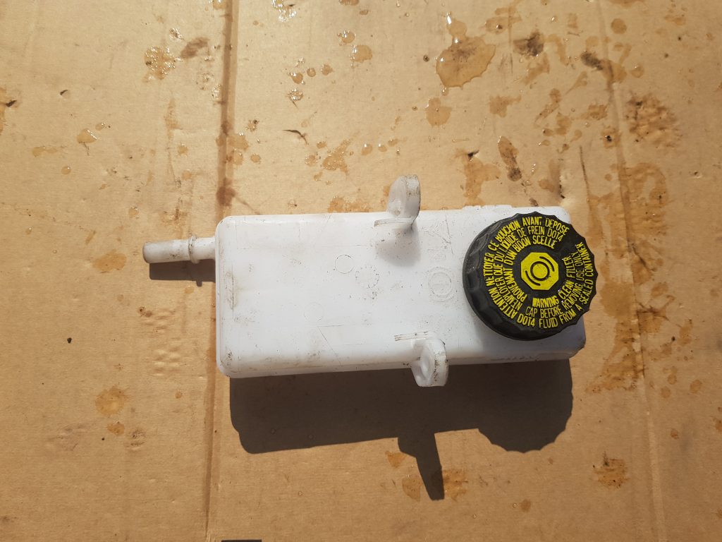 Bremžu šķidruma tvertne priekš CITROEN C4 2018 1 Bremžu šķidruma tvertne priekš CITROEN C4 2018