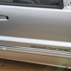 Priekšējās labās durvis priekš JEEP GRAND CHEROKEE 2004