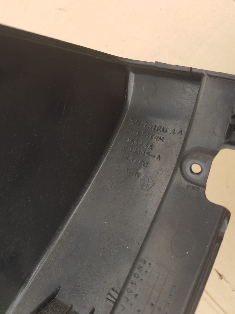 Mērinstrumentu paneļa sānu apdare priekš JEEP GRAND CHEROKEE 2004 2 Mērinstrumentu paneļa sānu apdare priekš JEEP GRAND CHEROKEE 2004