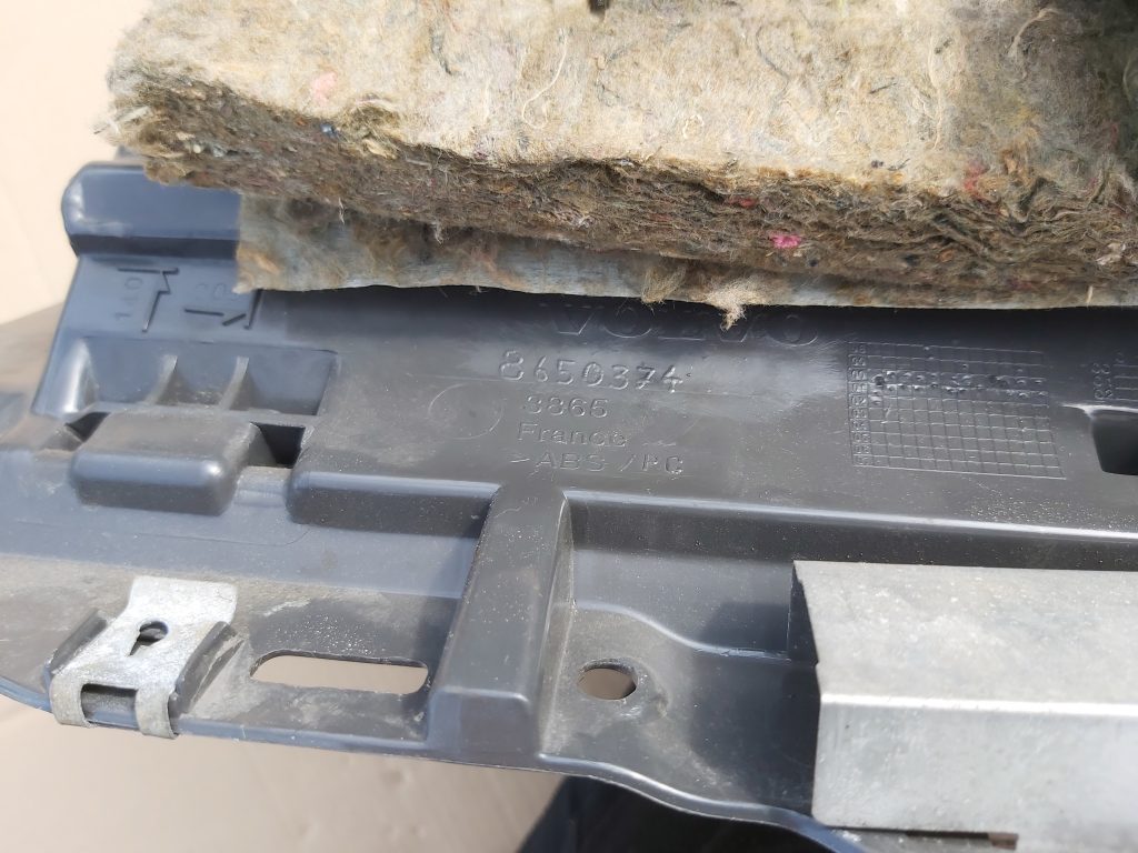 Mantu glabāšanas nodalījums pasažiera pusē priekš VOLVO V70 2002 SILVER 2 Mantu glabāšanas nodalījums pasažiera pusē priekš VOLVO V70 2002 SILVER