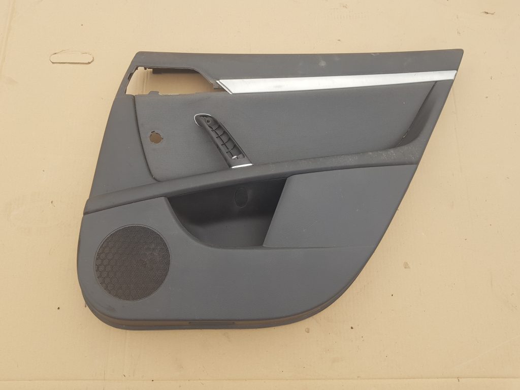 Aizmugurējo labo durvju apdare priekš PEUGEOT 407 2004 1 Aizmugurējo labo durvju apdare priekš PEUGEOT 407 2004