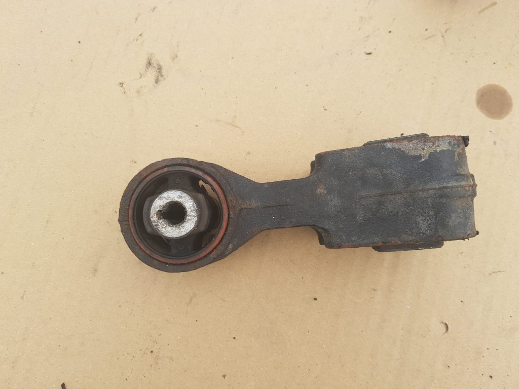 Dzinēja spilvens priekš PEUGEOT 407 2004 2 Dzinēja spilvens priekš PEUGEOT 407 2004